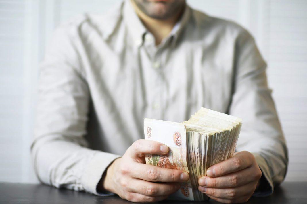 Банкиры бьют тревогу: россияне сняли почти 2 млрд валюты