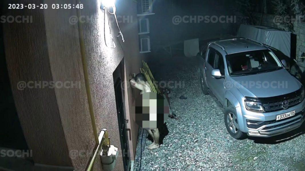 ШОК: в Сочи эксгибиционист чуть не проник в дом с женщиной и двумя детьми (ВИДЕО)