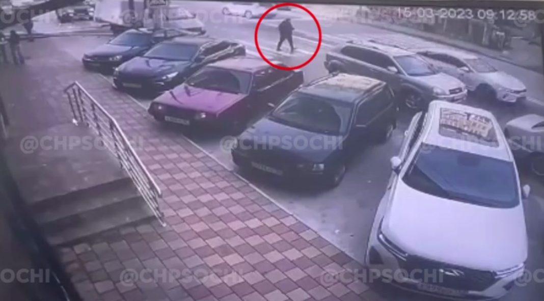 Избил за то, что чуть не сбил: в Сочи неадекватный водитель напал на пешехода (ВИДЕО)