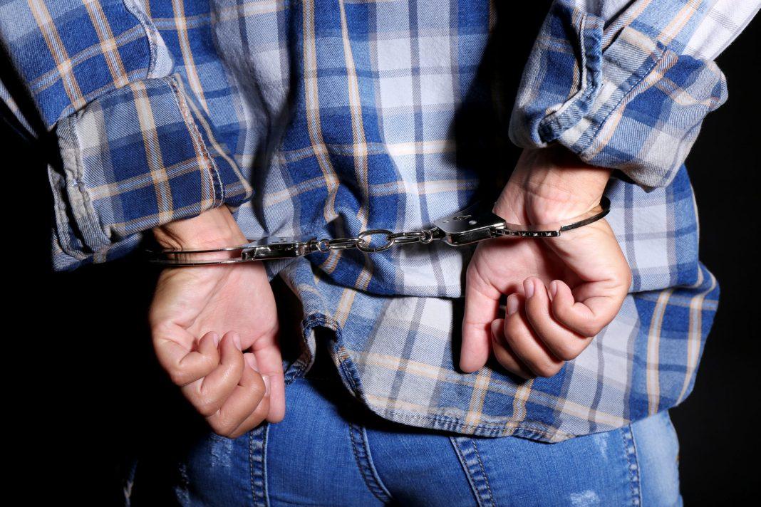 Испортил не только свою жизнь: мужчина надругался над несовершеннолетними, суд признал его вину