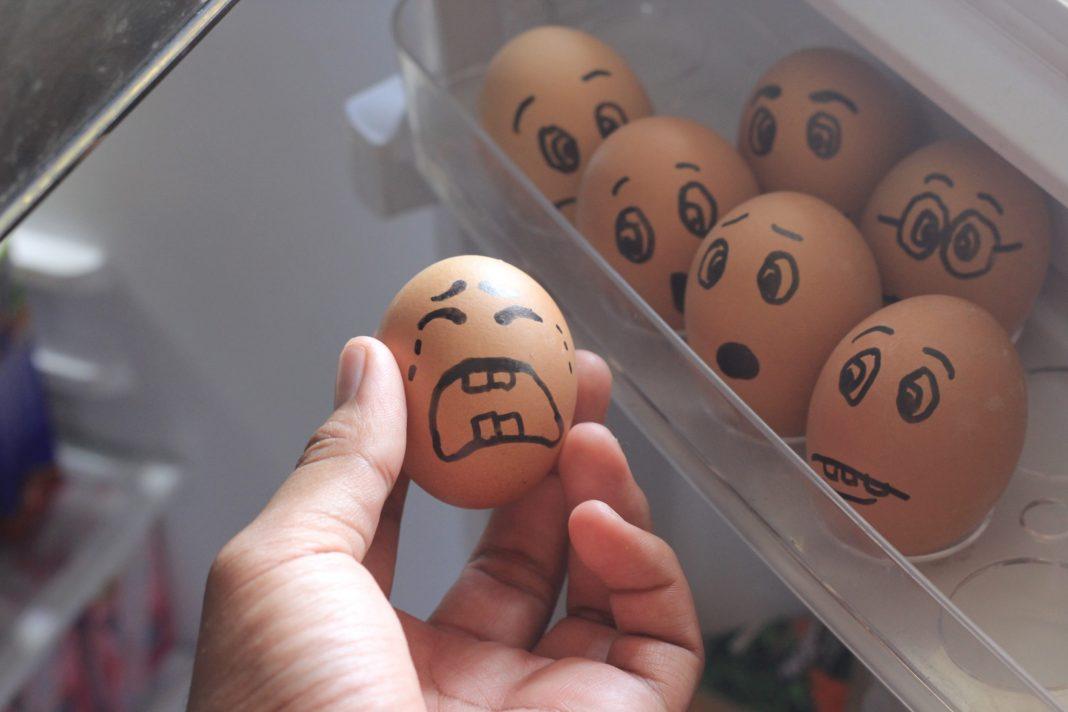 Вы удивитесь, что не знали этого раньше: почему яйца нельзя хранить в холодильнике