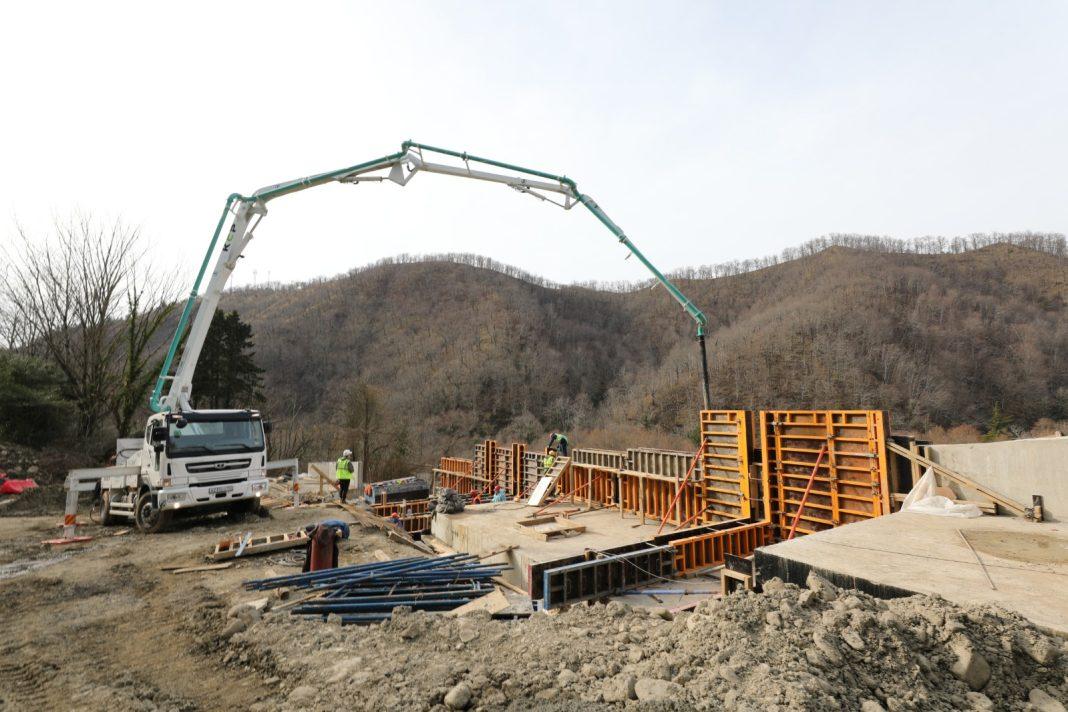 Не нанося ущерб природе: дорожники продолжают укреплять федеральную трассу у поселка Зубова Щель в Сочи
