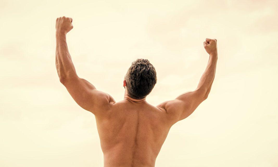 «Я делаю приседания, а затем выпиваю четыре кружки молока»: 90-летний бодибилдер из Америки поделился необычным секретом долголетия