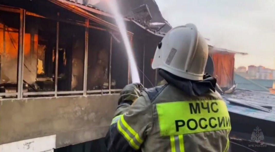 В Сочи сгорел частный дом на площади 200 кв. метров: есть погибший (ВИДЕО)