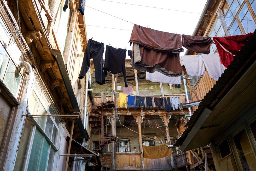 Этот ужас игнорирует местная власть: россиянина шокировали нетуристические гниющие трущобы Тбилиси