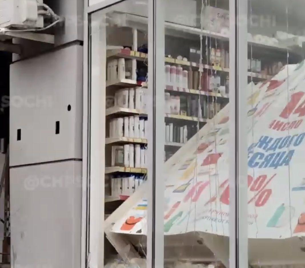 В Сочи вандал разбил витрину и разгромил магазин (Видео)