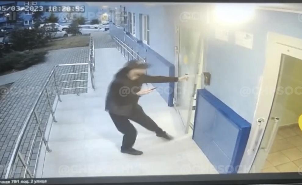 В Сочи мужчина выломал входную дверь жилого дома, чтобы проникнуть внутрь (Видео)