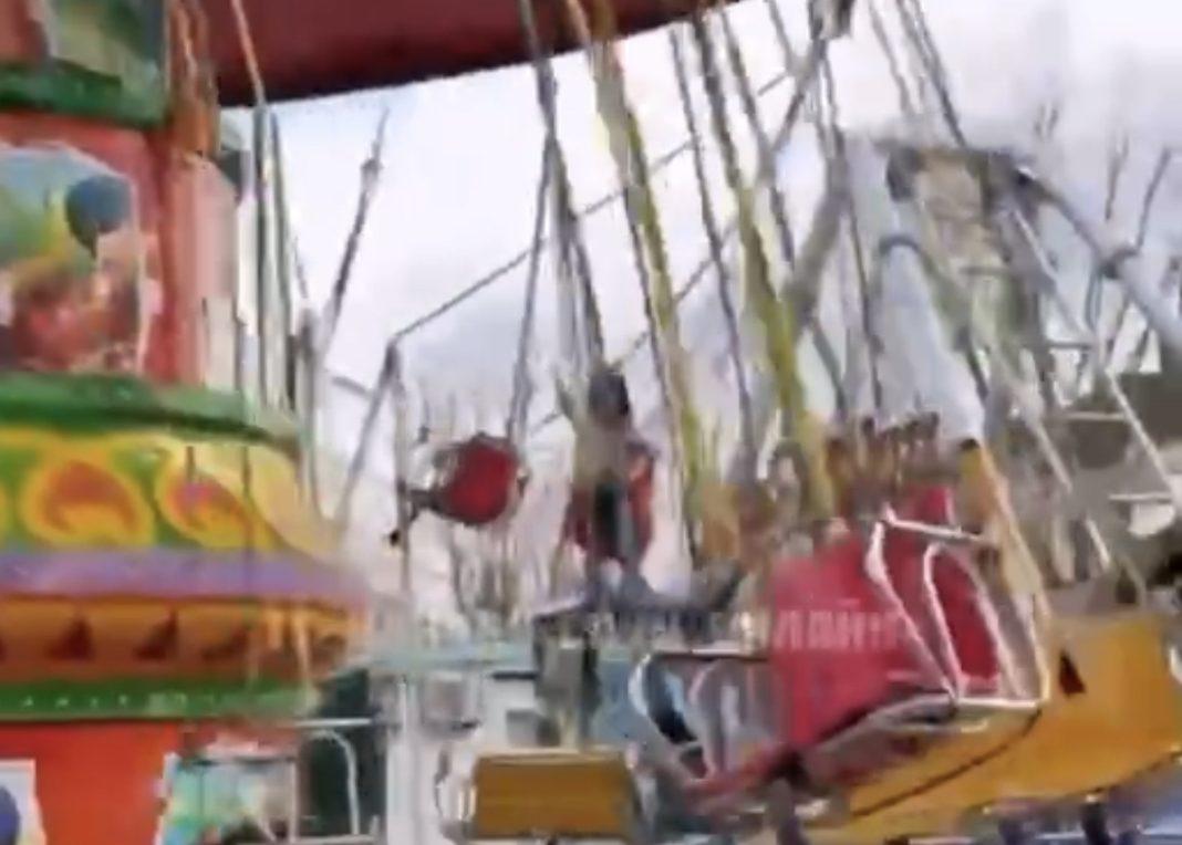 В Сочи роковая карусель чуть не покалечила детей (Видео)