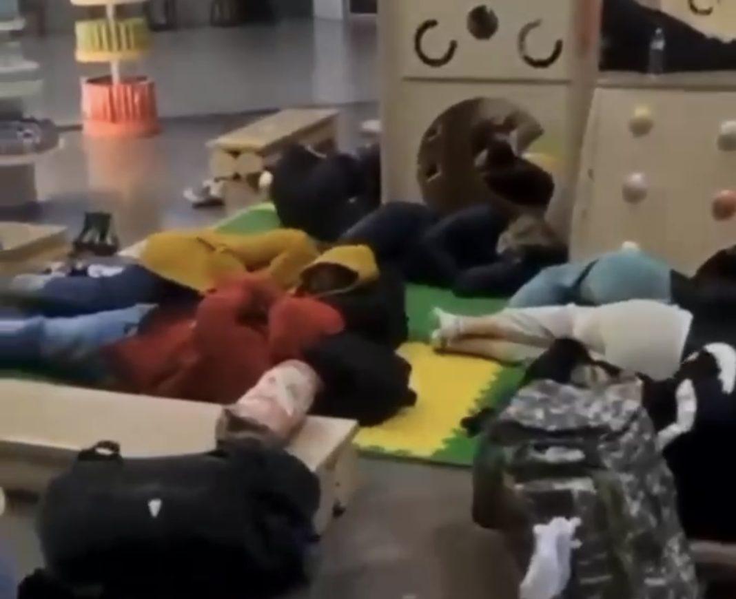 Толпами спят на полу: ситуация в аэропорту Сочи сейчас (Видео)