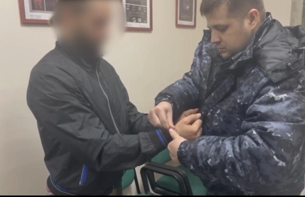 Обливал младенца ледяной водой: в Сочи «сыроеда», обвиняемого в убийстве сына, посадили под стражу