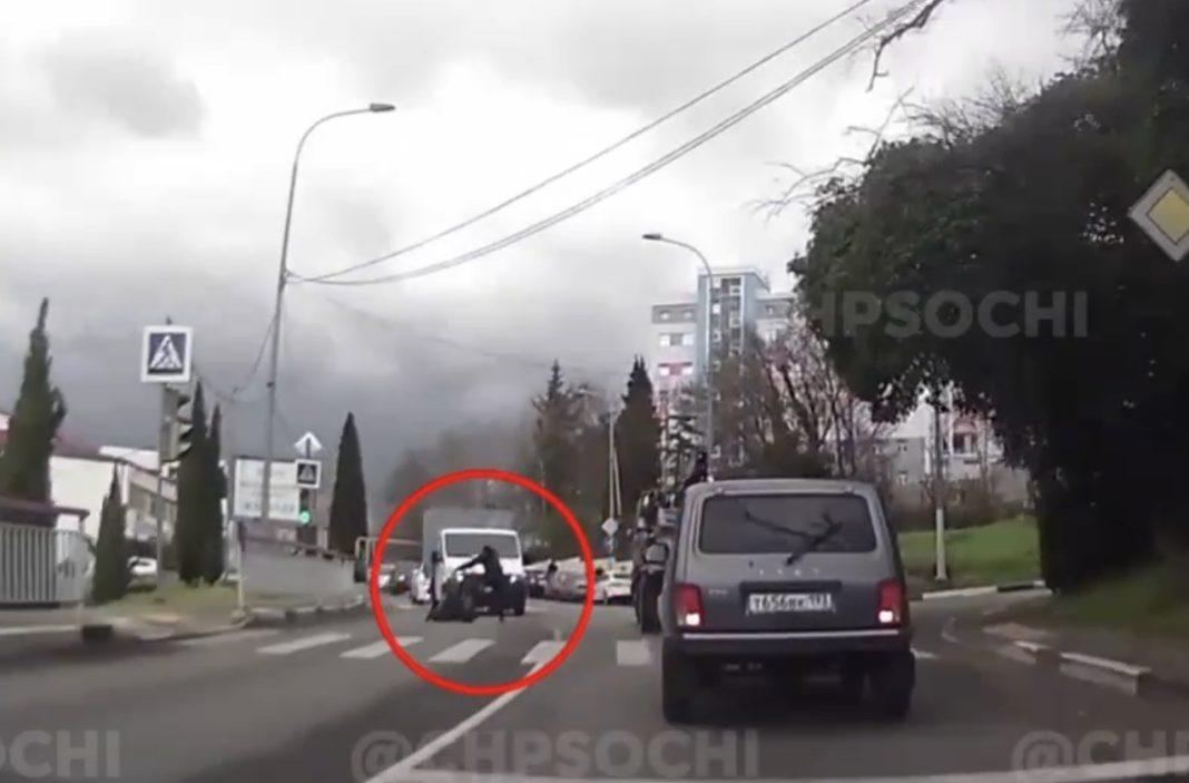 Его спасло чудо: в Сочи доставщик электросамокатов чуть не попал под колёса грузовика (Видео)