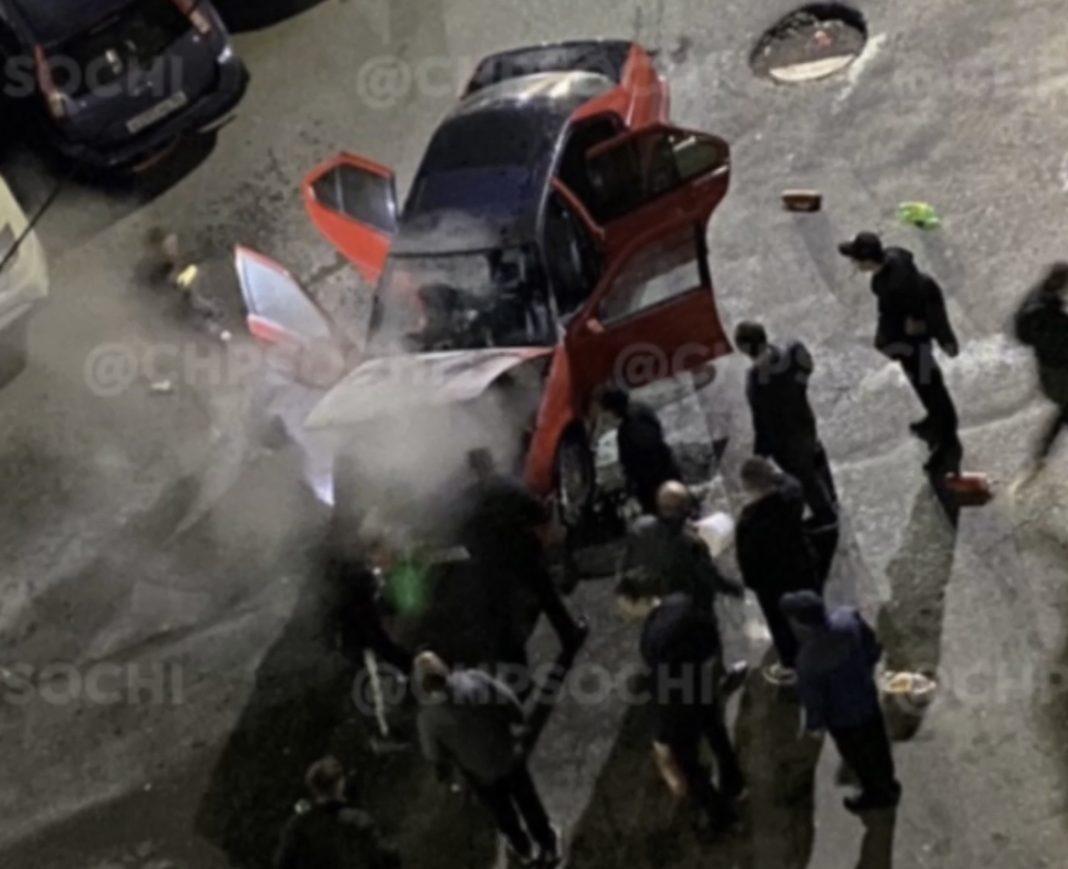 В Сочи 8 человек и 3 пожарные машины тушили горящее авто (Видео)