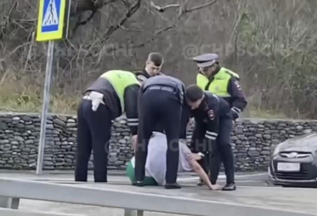 В Сочи неадекват убегал по трассе от 4 полицейских (Видео)