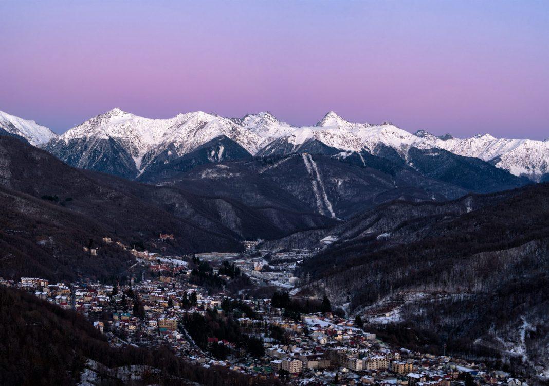 Весна напирает: в горах Сочи распускаются цветы и закрываются трассы для катания (ФОТО)