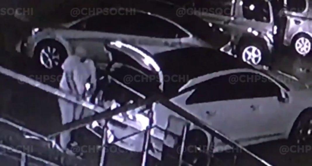 Крушить и ломать: в Сочи разъяренный мужчина сломал шлагбаум и ушел домой (ВИДЕО)