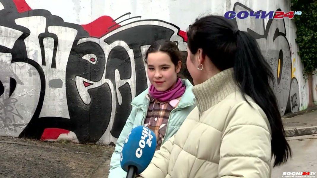 Два шедевра за неделю: художники с чувством юмора нарисовали граффити для жителей Сочи (ВИДЕО)