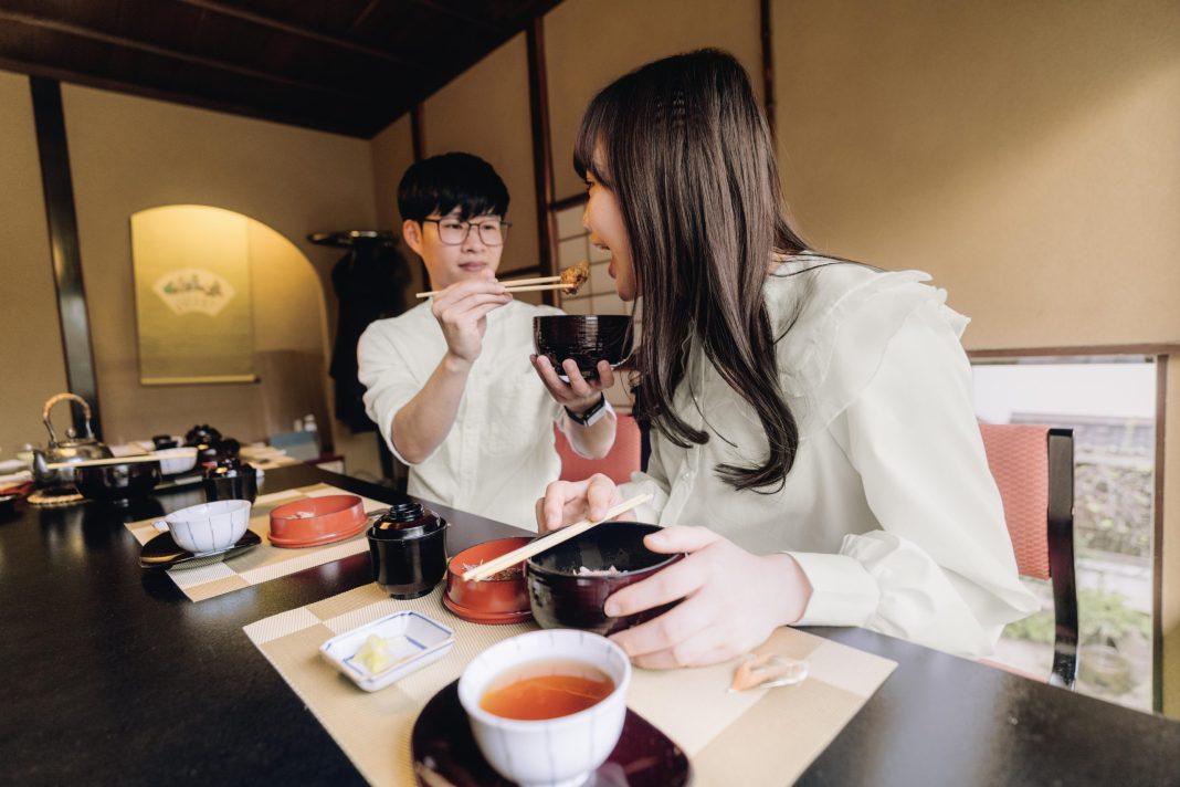 Плюнули в душу и тарелку: подростки из Японии саботируют ресторанный бизнес