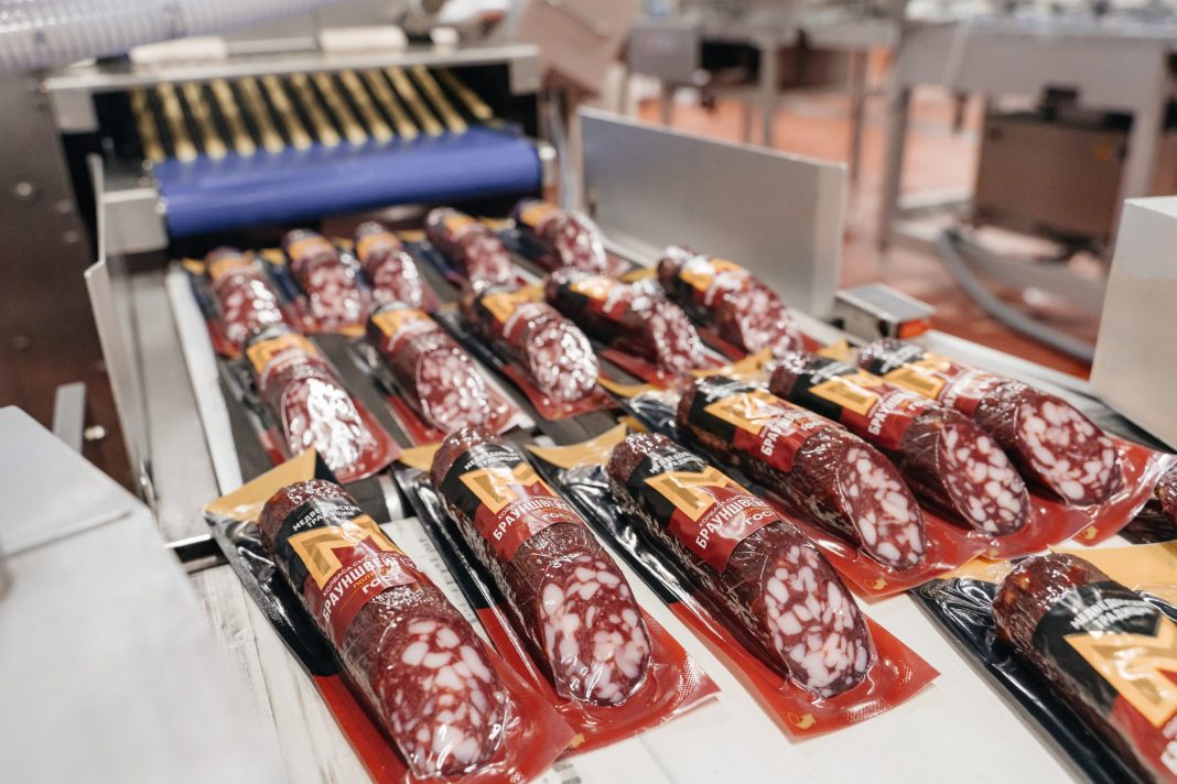 Амбициозные планы по наращиванию производства: в ассортименте «Медвёдовских традиций» — уже 56 позиций сырокопчёных колбас и деликатесов