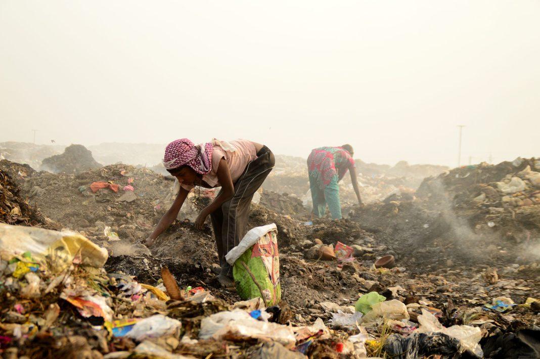 Гадят прямо на улице и купаются в своих же отходах: россиянка рассказала о мусорной катастрофе в одной популярной стране