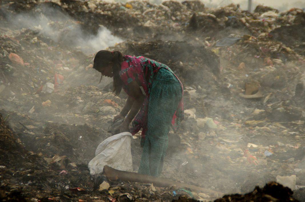 Моются в реке с трупами и спят на картонках: россиянка рассказала об экскурсии в Индии, от которой у нее волосы встали дыбом