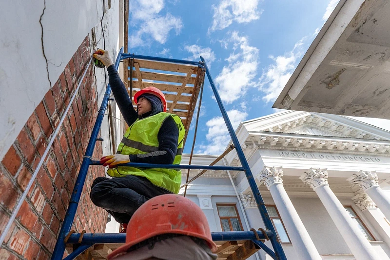 Паркет из Краснодара, печь из Питера: в Сочи начали реставрацию дома-музея писателя Островского