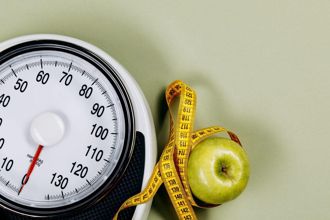 Съесть и похудеть: врач перечислил продукты, помогающие сжигать жир