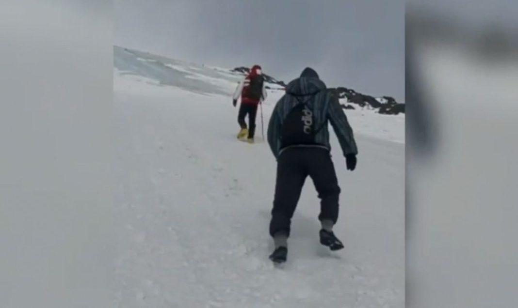 В кроссовках и пуховике: мужчина насмерть замерз на Эльбрусе (ВИДЕО)