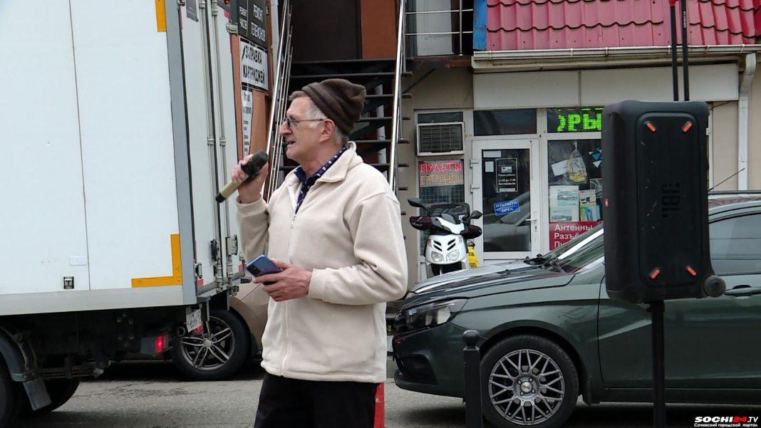 Зажигает в свои 64: пенсионер с севера устроил шоу в центре Сочи