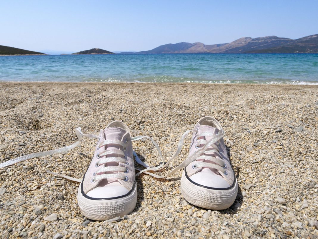 Такого ужаса мы еще не видели: туристы нашли на пляже ботинок с ногой