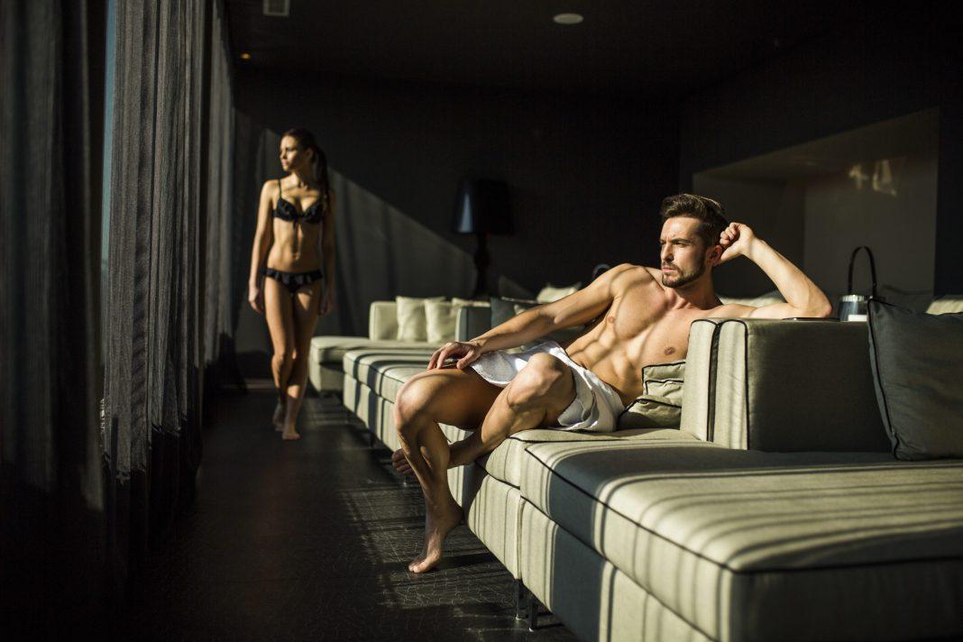 Большой брат следит: туристов предупредили, что ходить голым по номеру в отеле незаконно