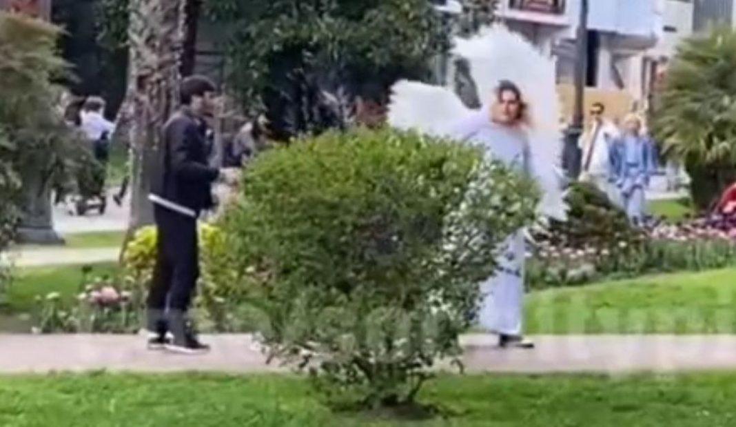 Такого вы еще не видели: в центре Сочи два ангела отлупили прохожего (ВИДЕО)