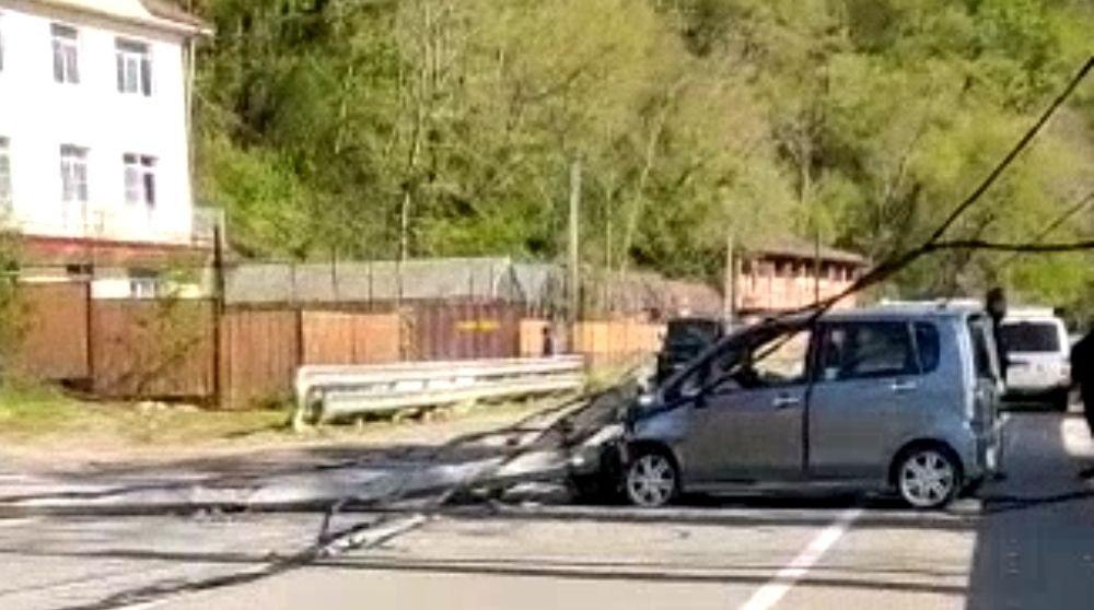 Движение полностью перекрыто: в Сочи на старом краснополянском шоссе на иномарку упал бетонный столб