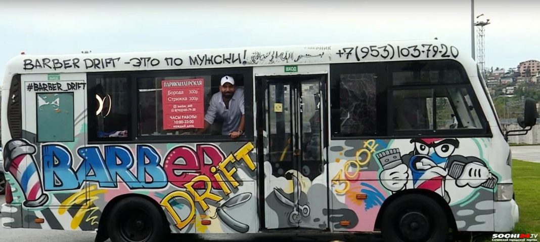 Барбершоп на колесах: в Сочи появилась новая достопримечательность (ВИДЕО)