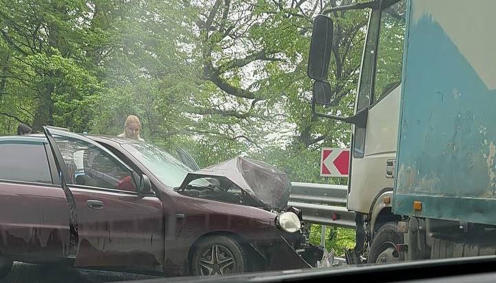 Лобовое столкновение и пробка: на трассе в Сочи легковушка залетела под грузовик (ВИДЕО)