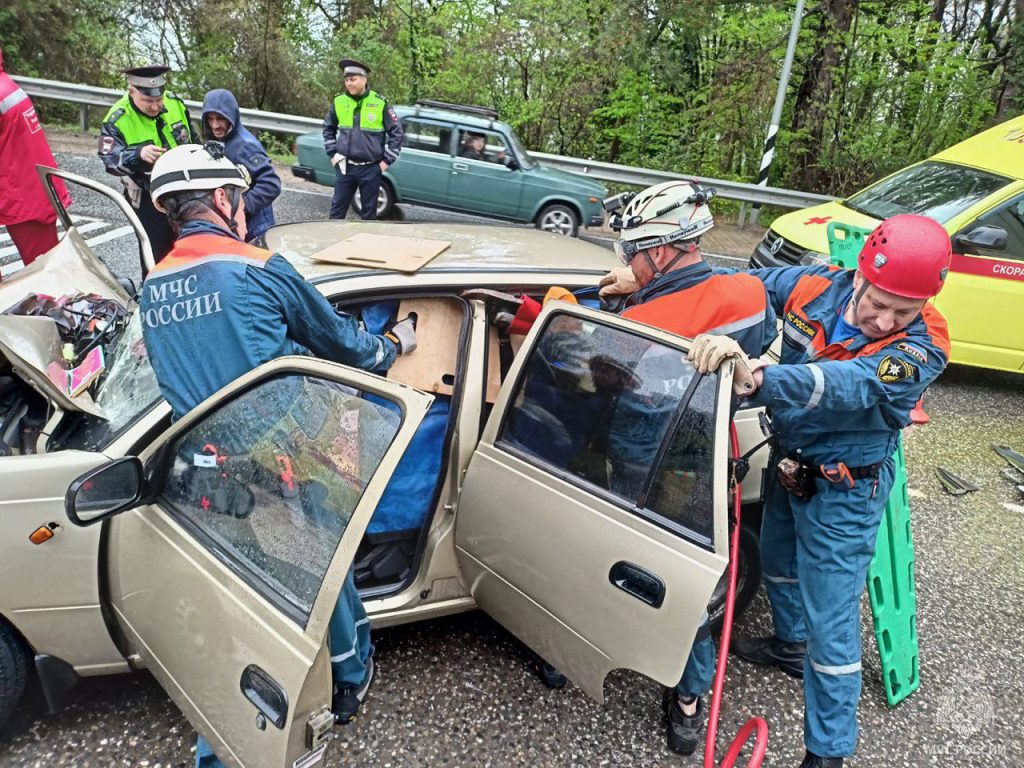 В Сочи мусоровоз раздавил иномарку: спасателям пришлось вырезать из  разбитого авто женщину с ребенком - Городской портал Сочи | Sochi24.tv -  Все новости города