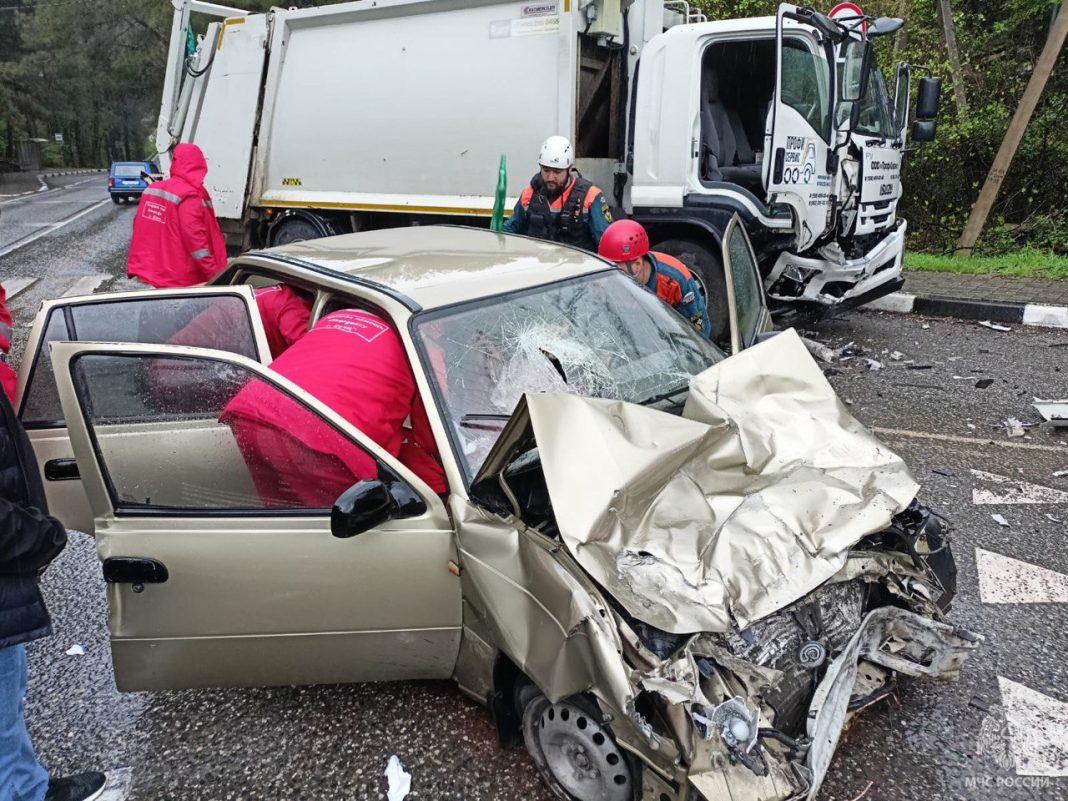 В Сочи мусоровоз раздавил иномарку: спасателям пришлось вырезать из разбитого авто женщину с ребенком