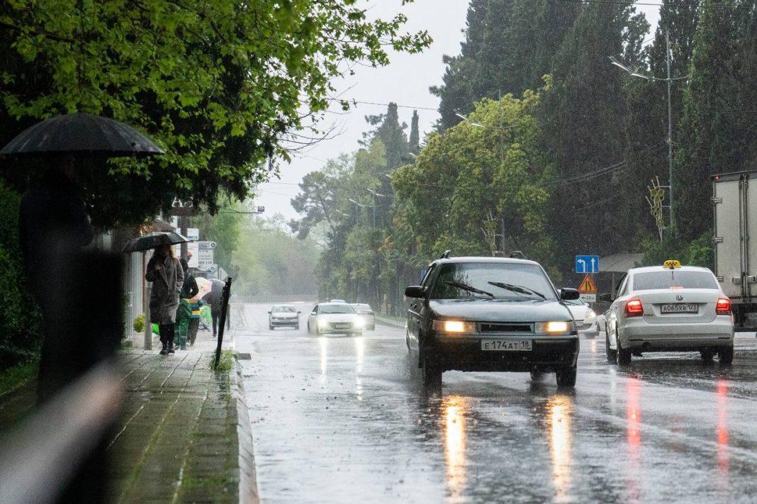 На этих улицах в Сочи построят дополнительные ливневки: мэр рассказал, что там вода плохо уходит с тротуаров