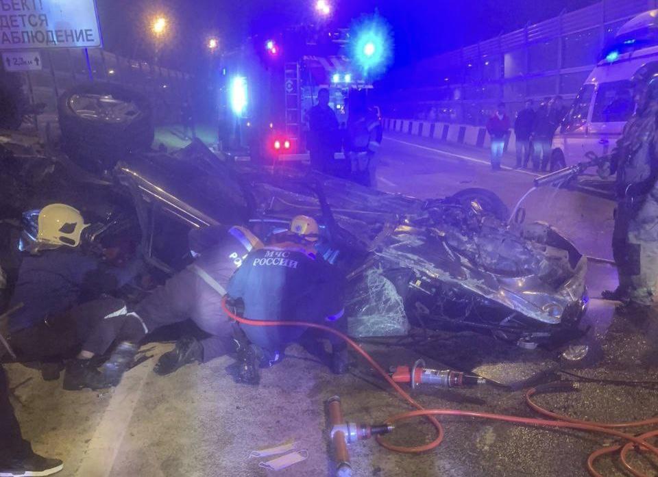 Водитель погиб на месте: в центре Сочи «BMW» разбился о бетонный отбойник