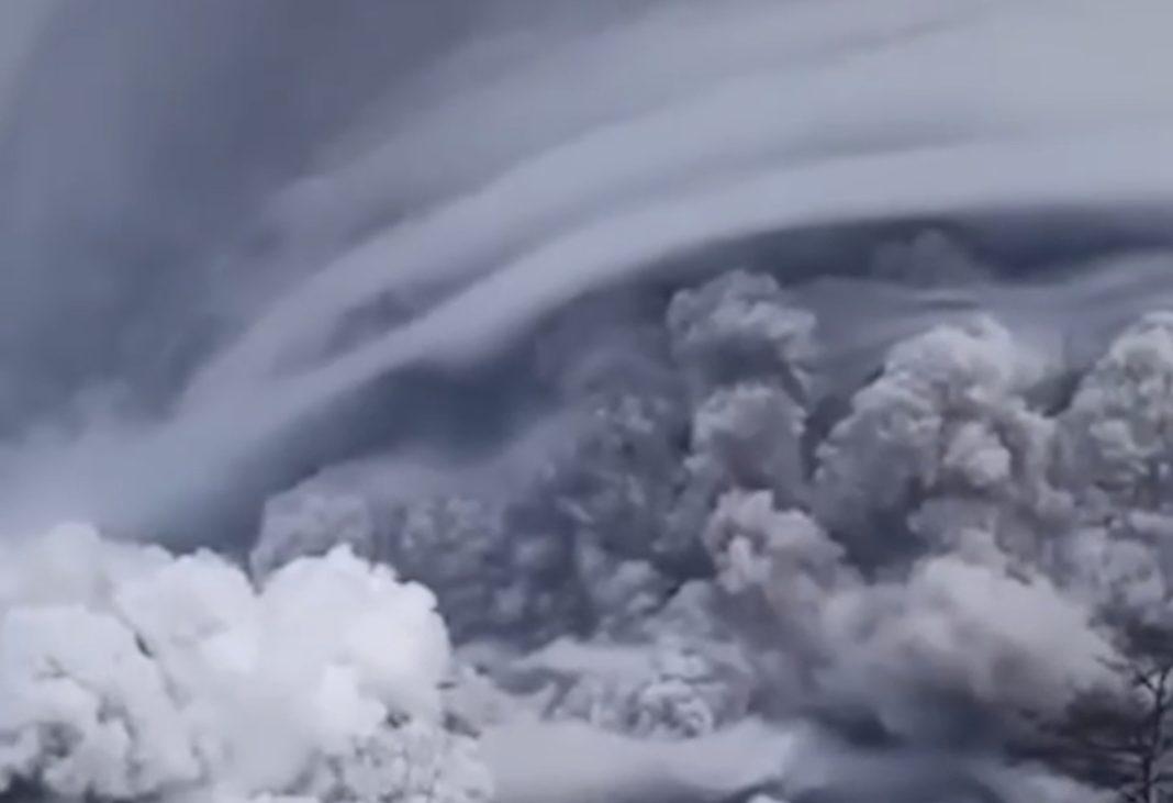 После извержения вулкана Камчатку накрыло пеплом (Видео)