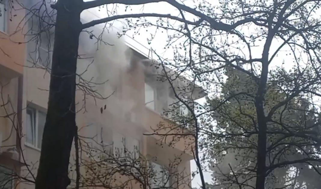 В Сочи загорелась квартира в жилом доме (Видео)