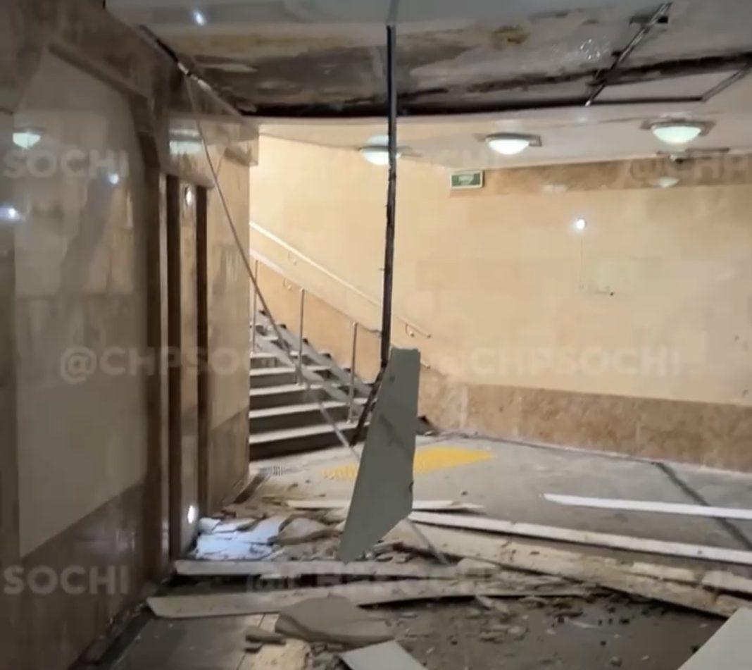 В Сочи в подземном переходе обрушился потолок (Видео)