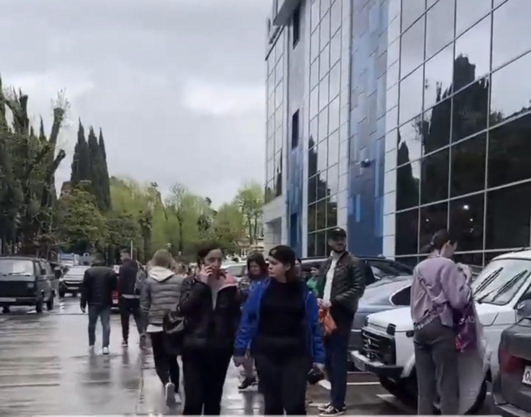 В Сочи эвакуировали целый торговый центр из-за угрозы взрыва (Видео)