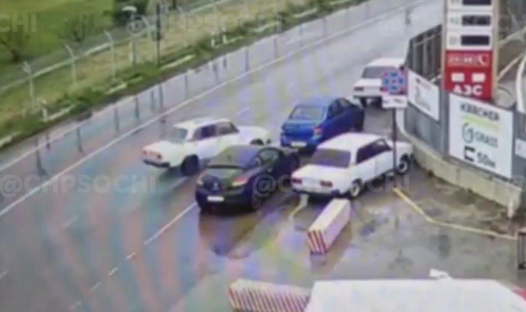 В Сочи водитель протаранил 2 машины и пытался скрыться, но ему не удалось (Видео)