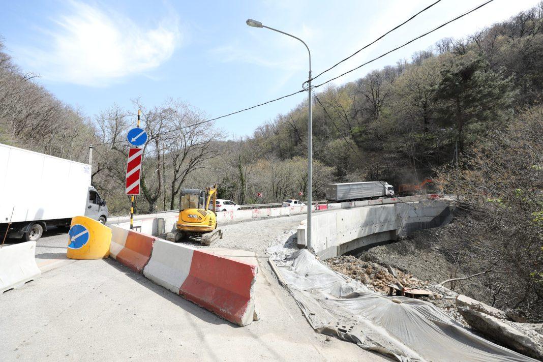 Реверс не доставляет неудобств: дорожники завершили основные работы на оползневом участке в Катковой Щели