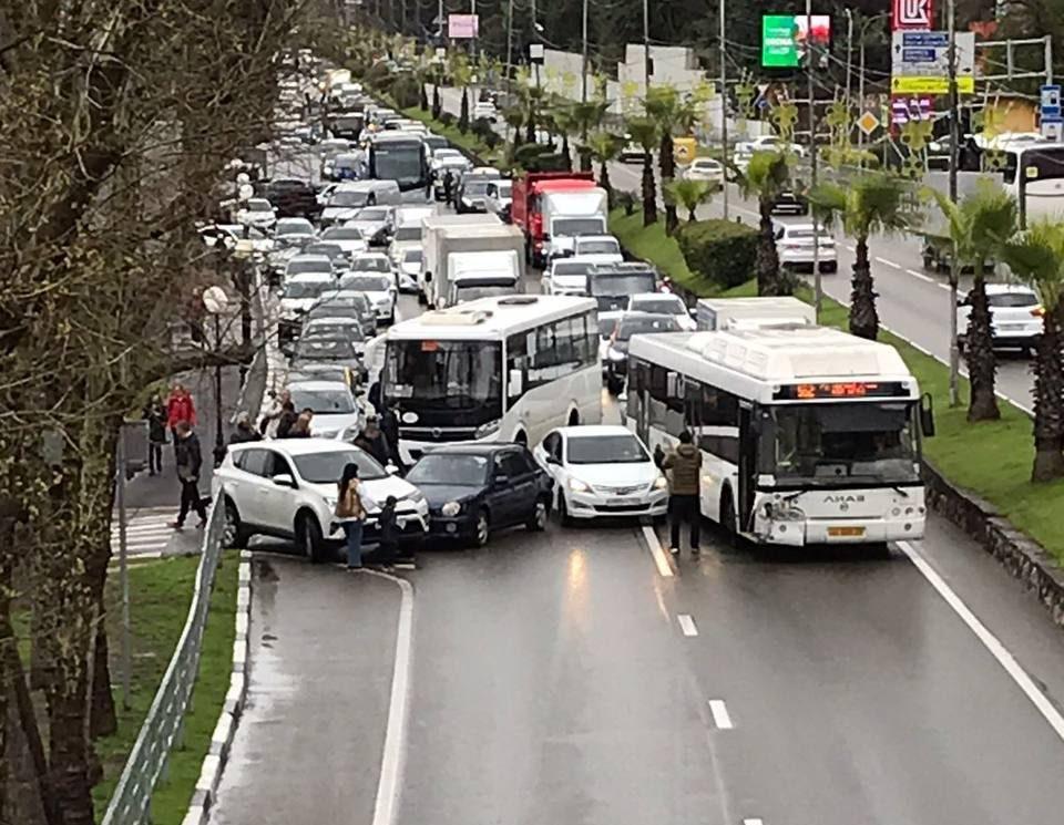 Из-за аварии на трассе в Сочи образовалась 7-километровая пробка