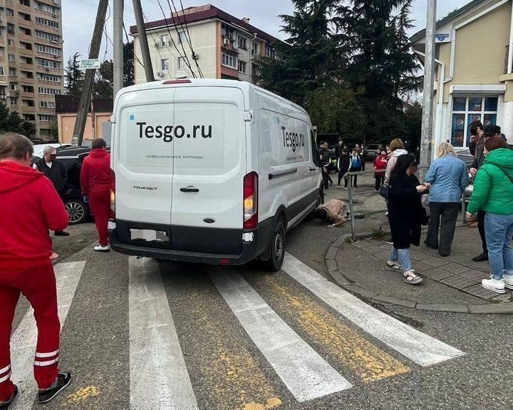 В центре Сочи под колёсами грузовика погибла пенсионерка (Видео)
