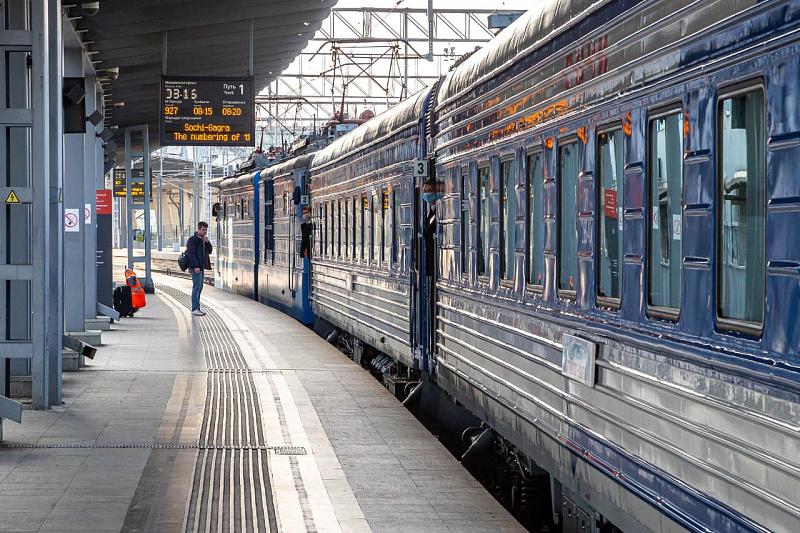 Пересечь границу, не выходя из вагона: в Сочи снова курсирует туристический ретро-поезд