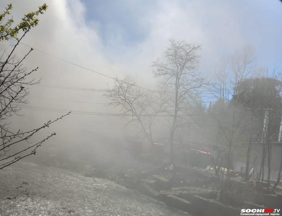 Дым вовсю валит: в Дагомысе загорелся деревоперерабатывающий цех (ВИДЕО)