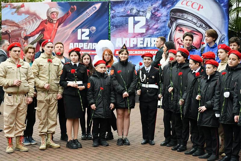 В День космонавтики в Сочи состоялось торжественное возложение цветов