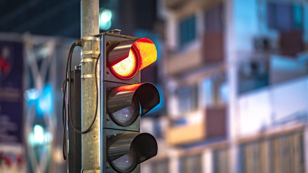 Прямо на глазах прохожих: в центре Сочи дерево упало на стоящий на светофоре автомобиль (ВИДЕО)